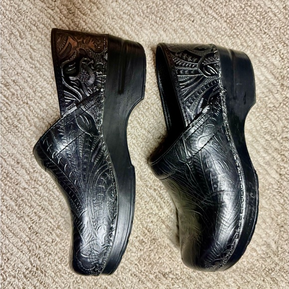 Dansko Black Embossed Professional Clogs Womens size 40 (US 10) - Picture 2 of 3